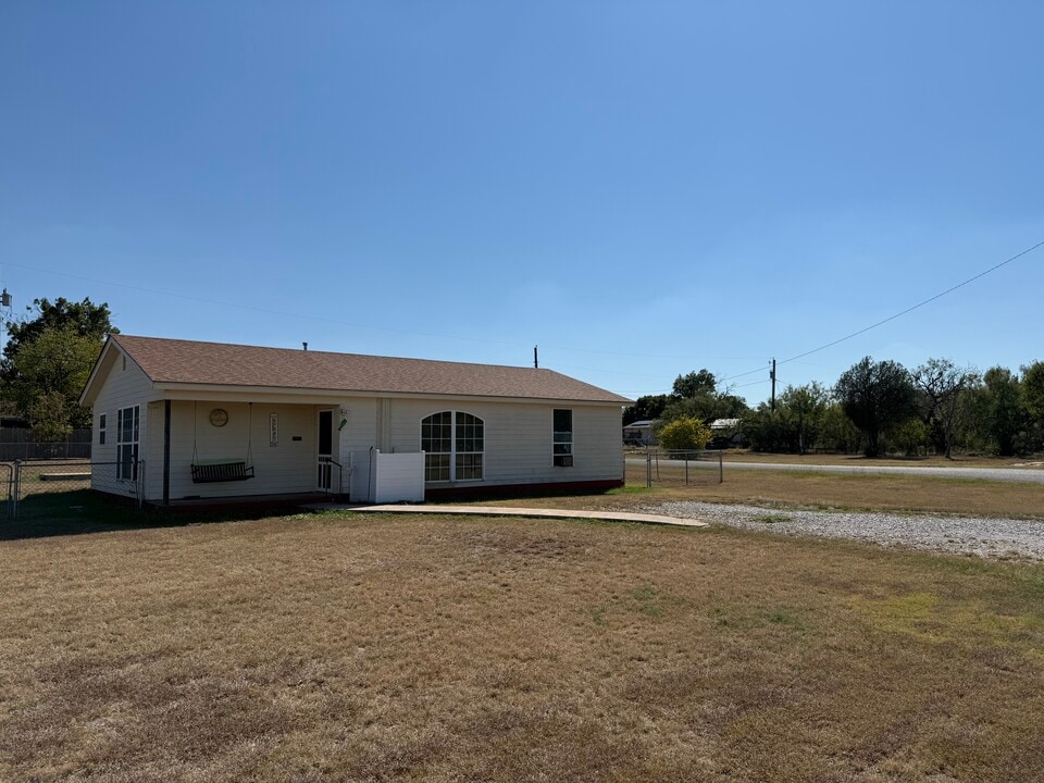 1409 Harrell Ave in Cisco, TX - Building Photo