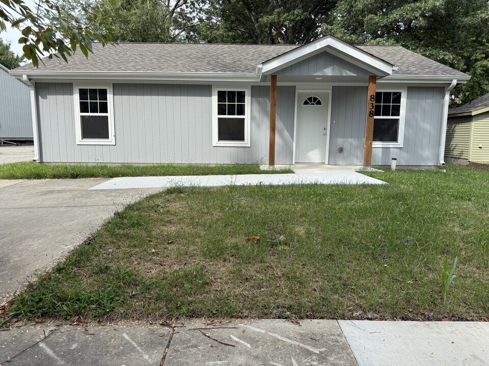 838 S Hickory St in Ottawa, KS - Building Photo