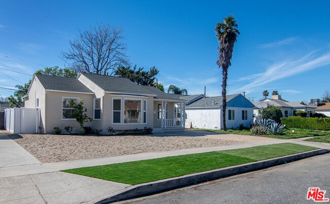 17638 Welby Way in Los Angeles, CA - Building Photo - Building Photo