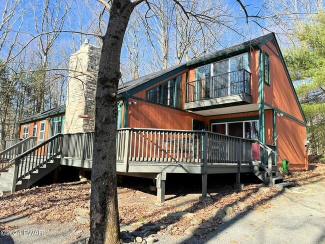 402 Canoe Brook Dr in Hawley, PA - Building Photo - Building Photo