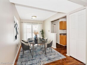 1323 Laurel Valley Dr in Waterford Township, MI - Foto de edificio - Building Photo