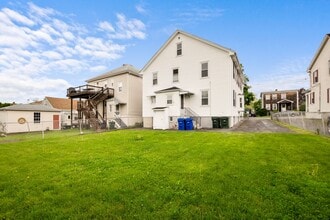 629 Wood St, Unit 1st Wood Street in Bristol, RI - Building Photo - Building Photo
