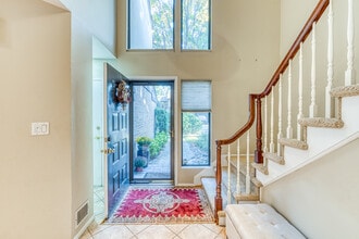 39 Wimbledon Dr in Roslyn, NY - Building Photo - Building Photo