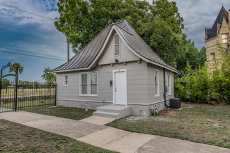 The Cottages on Grayson in San Antonio, TX - Building Photo - Building Photo