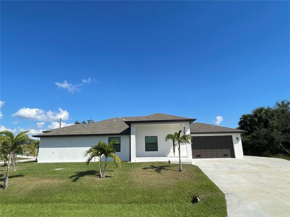 13219 Blytheville Ave in Port Charlotte, FL - Building Photo