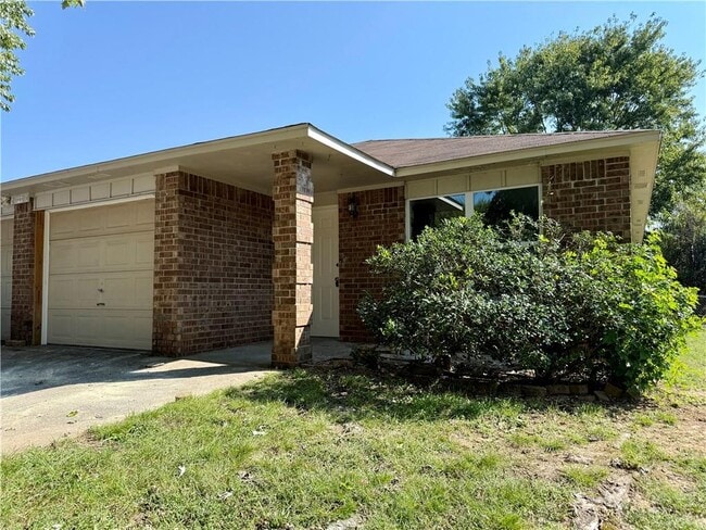 5905 Sara St in Fayetteville, AR - Foto de edificio - Building Photo