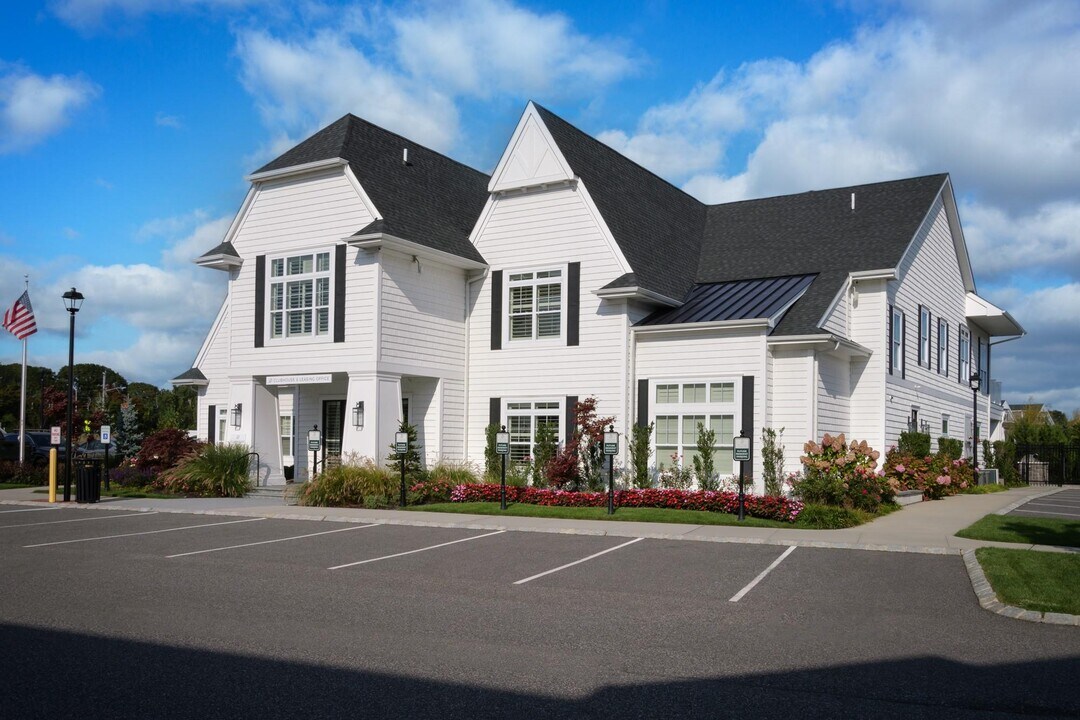 132 Sutton Ct in Mount Sinai, NY - Building Photo