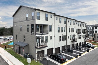 Regal Chase in Sterling, VA - Foto de edificio - Building Photo