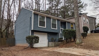 2062 Countydown Ln in Stone Mountain, GA - Building Photo