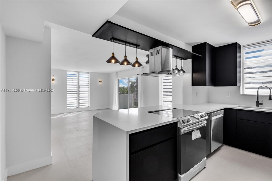 8305 Crespi Blvd in Miami Beach, FL - Building Photo