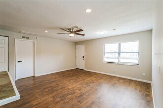 9933 Lake Dr in New Port Richey, FL - Building Photo - Building Photo