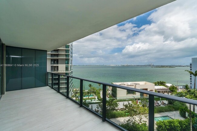 650 NE 32nd St, Unit 805 in Miami, FL - Building Photo - Building Photo