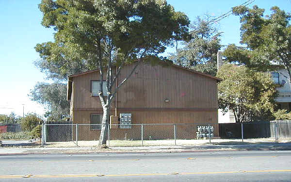 137 E Harding Way in Stockton, CA - Building Photo