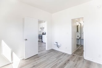 39 Sunset Ave in Venice, CA - Foto de edificio - Building Photo