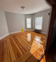 68 Willow Ave, Unit 2 in Somerville, MA - Foto de edificio - Building Photo