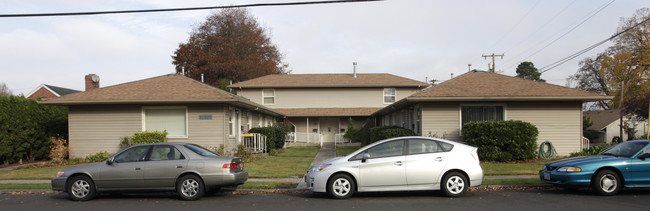 12325 SW 2nd St in Beaverton, OR - Foto de edificio - Building Photo