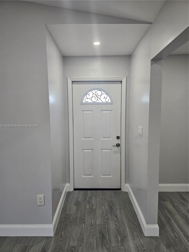 455 NE 210th Cir Terrace-Unit -202-18 in Miami, FL - Building Photo - Building Photo