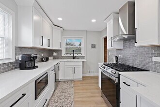 4330 Highland Ave in Downers Grove, IL - Foto de edificio - Building Photo
