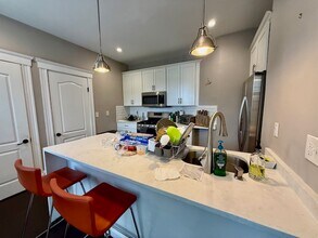 14 Olcott St, Unit 1 in Watertown, MA - Foto de edificio - Building Photo