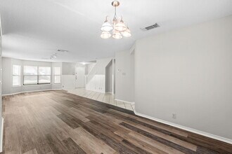 2312 Newoak Park in San Antonio, TX - Foto de edificio - Building Photo