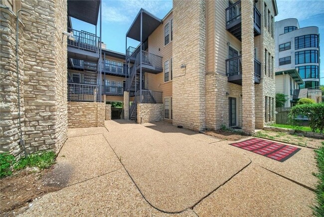 property at 711 W 21st St