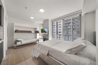 227 NE 2nd St, Unit 1911 in Miami, FL - Foto de edificio - Building Photo