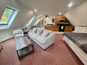 176 North St, Unit Beautiful 850 sf studio in Norfolk, MA - Foto de edificio - Building Photo