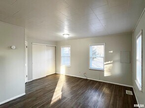 1411 E Crestwood Dr in Peoria, IL - Building Photo - Building Photo