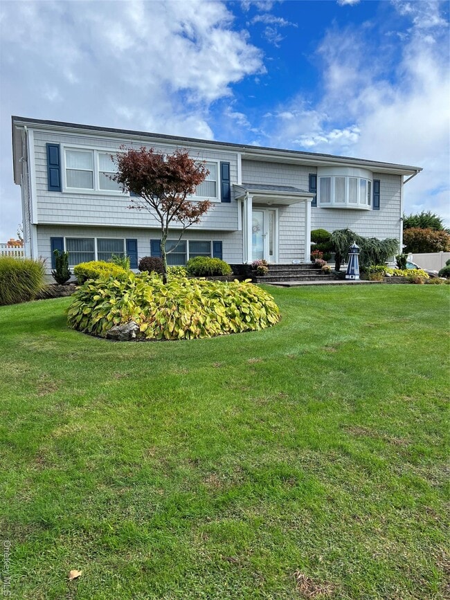 65 Gateway Dr in Copiague, NY - Building Photo - Building Photo