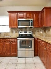 5850 NW 118th St in Hialeah, FL - Building Photo - Building Photo
