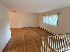 10 Lenore St in Syosset, NY - Building Photo - Building Photo