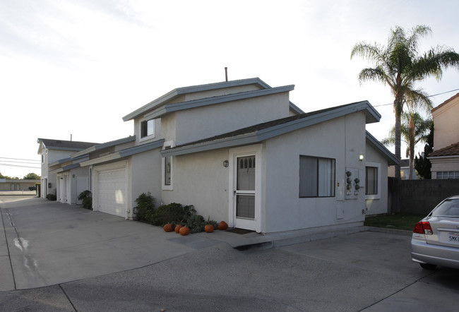 8641 Moody St in Cypress, CA - Foto de edificio - Building Photo