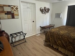 1943 Hualapai Dr, Unit cozy room waiting for YOU in Bullhead City, AZ - Building Photo - Building Photo