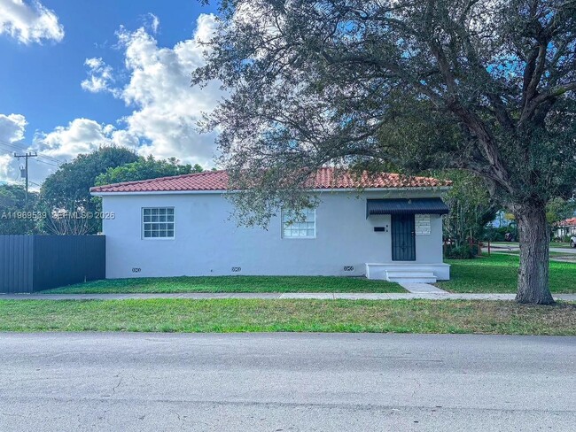 601 De Leon Dr in Miami Springs, FL - Building Photo - Building Photo
