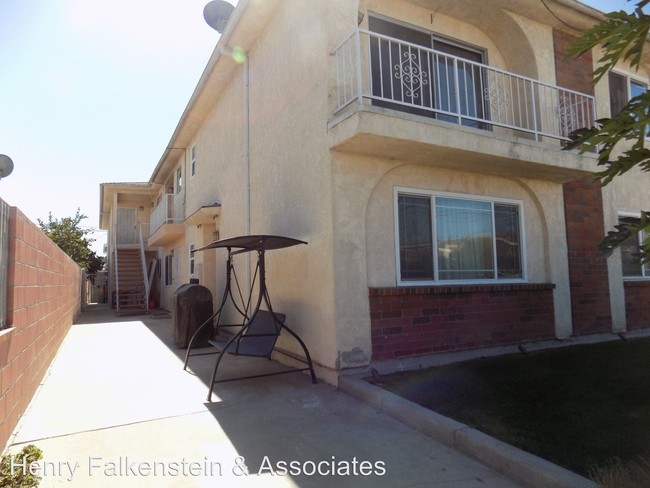 735 W 17th St in Los Angeles, CA - Building Photo - Building Photo