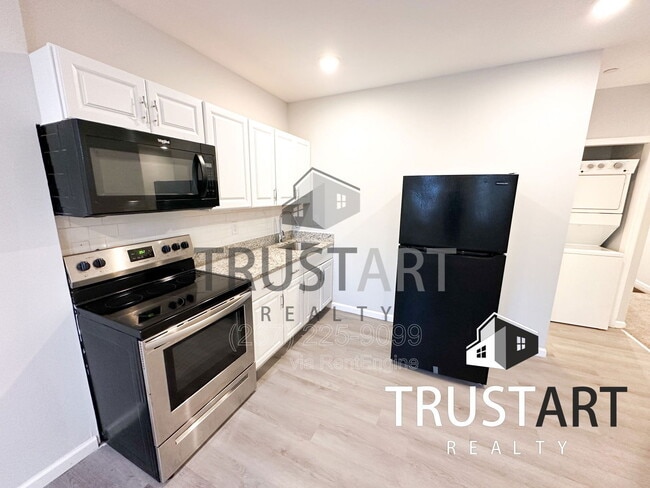 property at 2404 W Thompson St