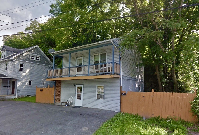 252 Independence St in Berkeley Springs, WV - Building Photo