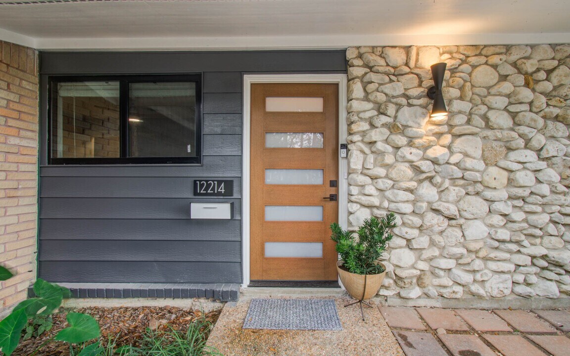12214 Braewick Dr in Houston, TX - Building Photo