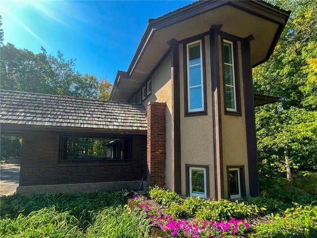 250 Bushaway Rd in Wayzata, MN - Building Photo - Building Photo
