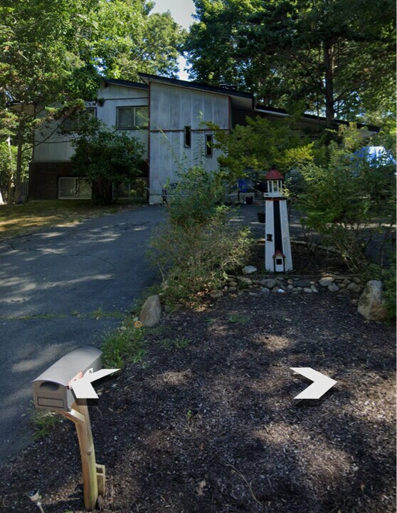 86 Hillside Dr E in Sag Harbor, NY - Building Photo