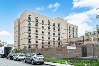 175-21 149th Ave in New York, NY - Foto de edificio - Building Photo