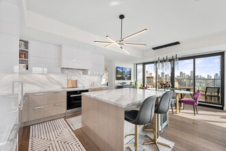 200 Cumberland St in Toronto, ON - Building Photo - Building Photo