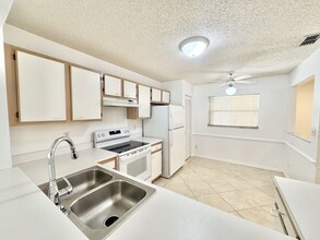 744 Landover Cir in Naples, FL - Building Photo - Building Photo