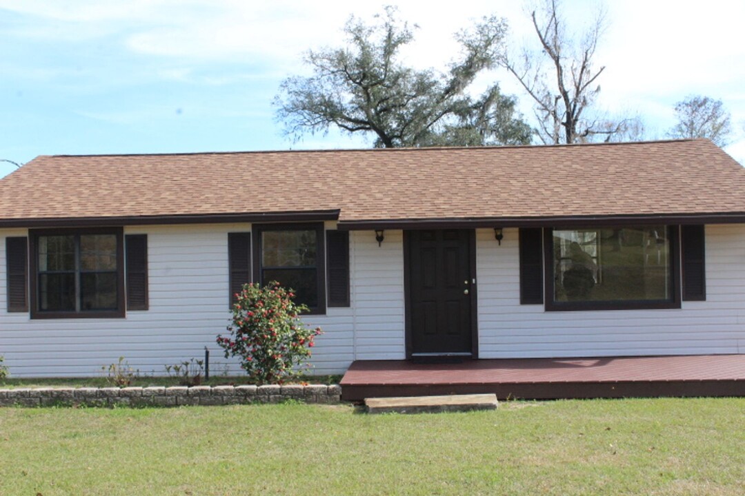 4924 Flynt Dr in Marianna, FL - Building Photo