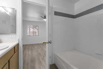 950 Seven Hills Dr in Henderson, NV - Foto de edificio - Building Photo