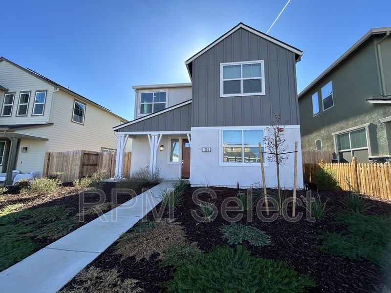 1105 Hiramatsu Ln in Winters, CA - Building Photo