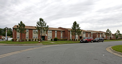 Dorchester Square Apartments in Franklin, VA - Building Photo - Building Photo