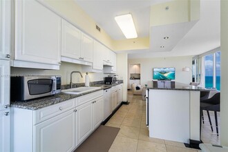 4779 Collins Ave, Unit 2305 in Miami Beach, FL - Building Photo - Building Photo