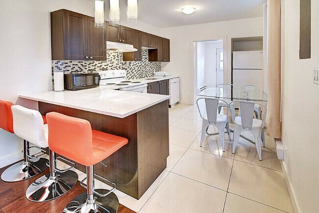 4823 Saint-Urbain Rue in Montréal, QC - Building Photo - Building Photo