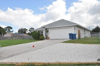 911 Eldron Blvd SE in Palm Bay, FL - Building Photo - Building Photo